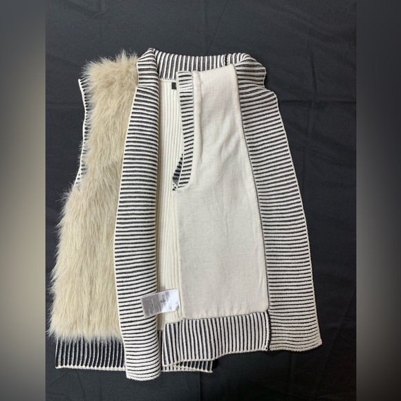 Banana Republic size M Vest New.Merino extrafine Wool/Faux fur/nylon/polyester - Picture 5 of 9